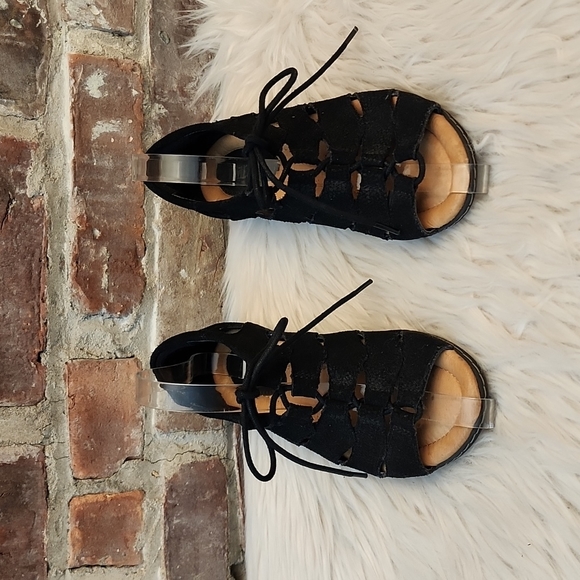 Earth Plover Wide Black Leather Sandals, Size 6B - Picture 5 of 17